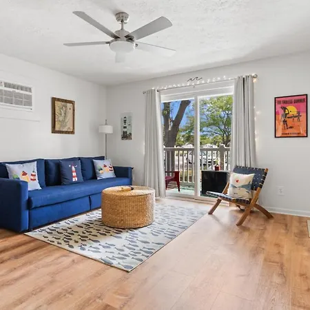 Renovated 1-Bedroom Condo With Pool, Bikes, & Beach Access In North Ocean City, Md